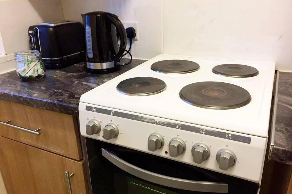 Апартаменти Conveniently Situated 1Bed Apt In Stretford Манчестер Екстер'єр фото